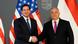 Marco Rubio ve Victor Orban, ABD ve Macaristan bayraklarının önünde el sıkışıyor Marco Rubio ve Victor Orban, ABD ve Macaristan bayraklarının önünde el sıkışıyor