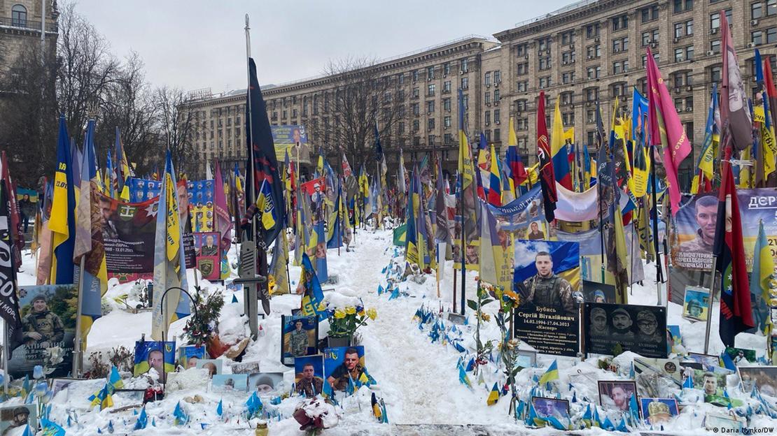 Memorial improvisado a los soldados ucranianos caídos, en la Plaza de la Independencia de Kiev, con numerosas banderas y retratos. Memorial improvisado a los soldados ucranianos caídos, en la Plaza de la Independencia de Kiev, con numerosas banderas y retratos.