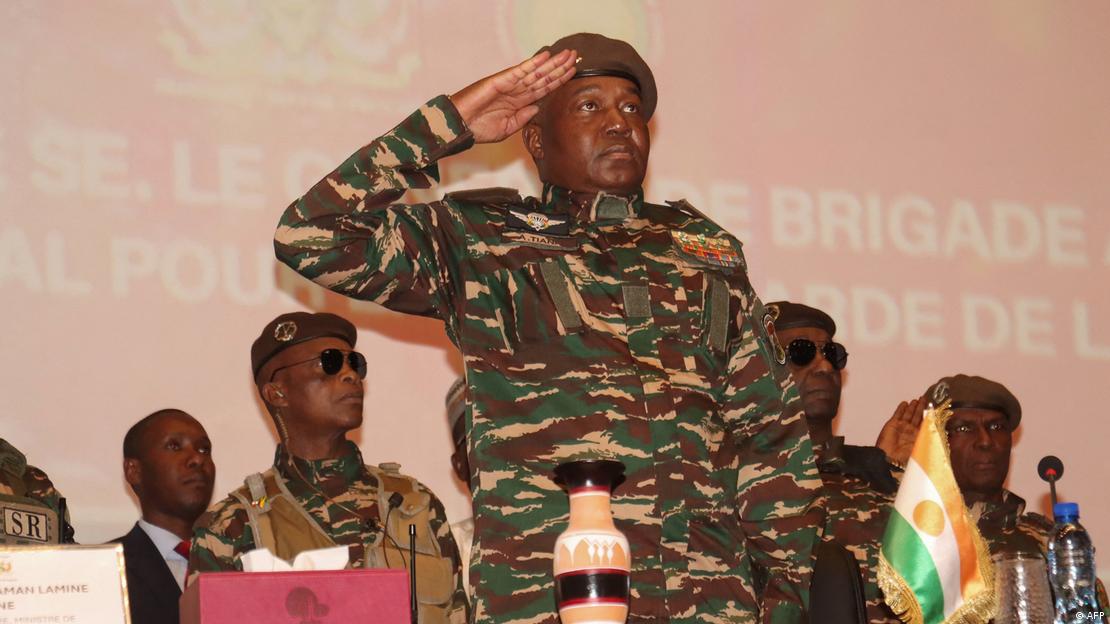 Niger Niamey 2025 | Le général Abdourahamane Tiani ouvre une conférence sur la transition, en février 2025. On le voit au garde-à-vous à la tribune