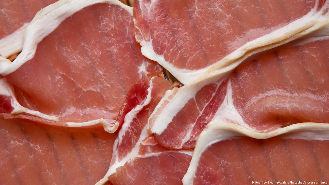 Expertos aconsejan reducir el consumo de carne roja para prevenir el cáncer colorrectal.