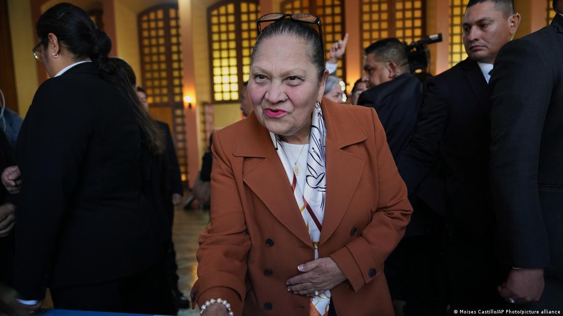 La fiscal general de Guatemala, Consuelo Porras, entra al Colegio de Abogados para presentar su candidatura para un cargo en la Corte Constitucional del país, febrero 12 de 2026. 