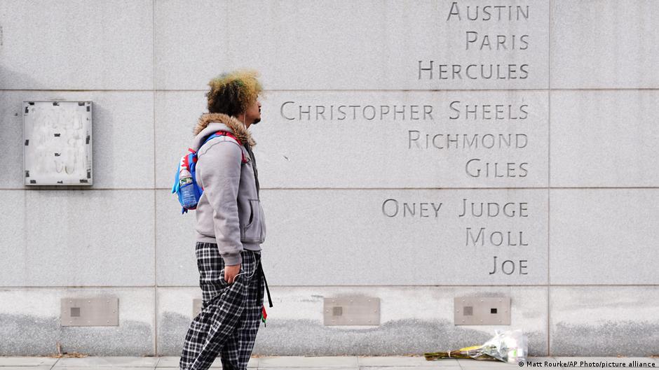 US judge orders reinstatement of Washington slavery exhibit