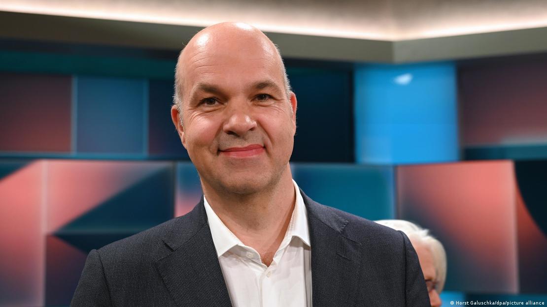 Kreu i Institutit Gjerman për Kërkime Ekonomike (DIW), Marcel Fratzscher duke folur për ARD Kreu i Institutit Gjerman për Kërkime Ekonomike (DIW), Marcel Fratzscher duke folur për ARD