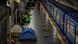 Pessoas usam barracas de acampamento em estação de metrô 