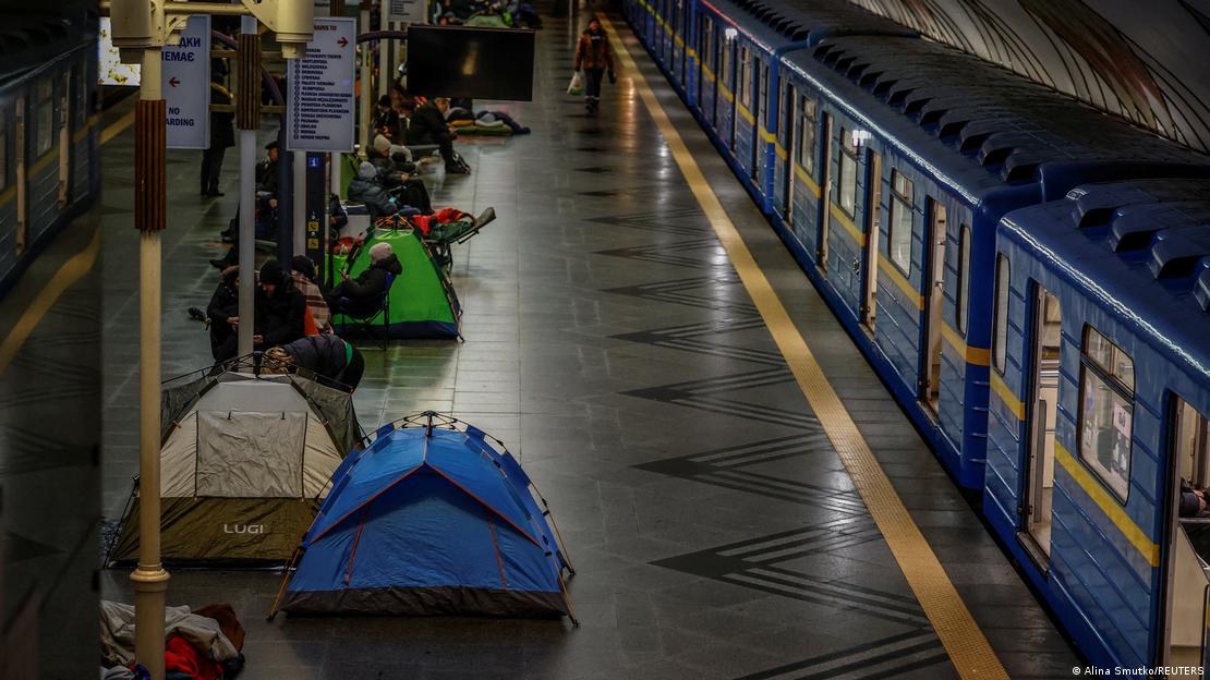 Pessoas usam barracas de acampamento em estação de metrô 