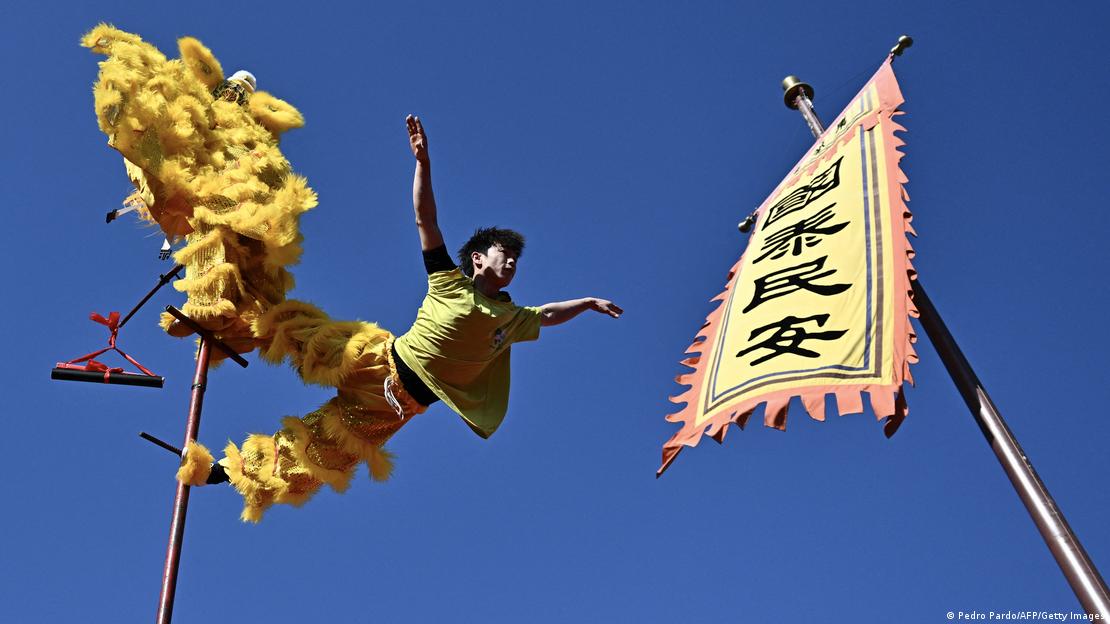 "Leones danzantes" vuelan en un templo de China, durante las celebraciones por el Año Nuevo Lunar.