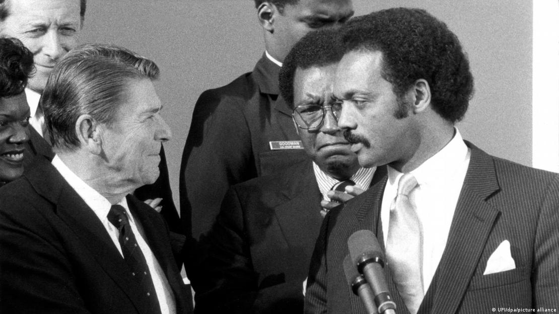 Jesse Jackson y el entonces presidente estadounidense Ronald Reagan, en 1984.
