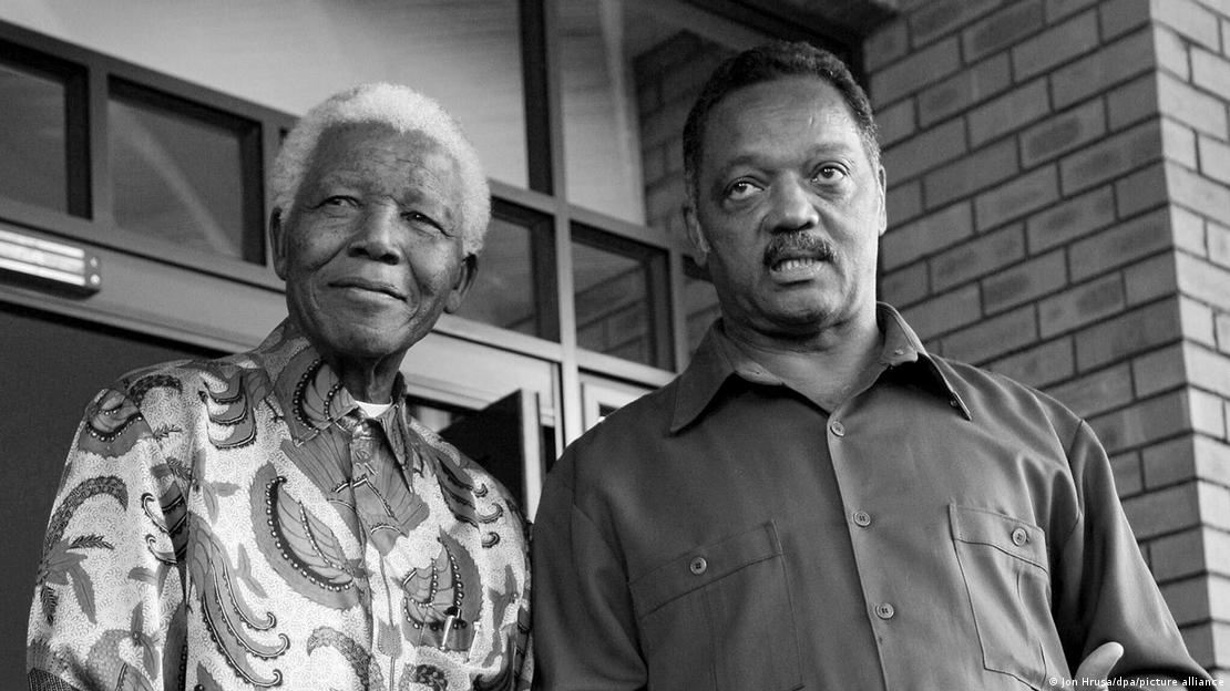 El reverendo Jesse Jackson (dcha.) junto a Nelson Mandela, en octubre de 2005.