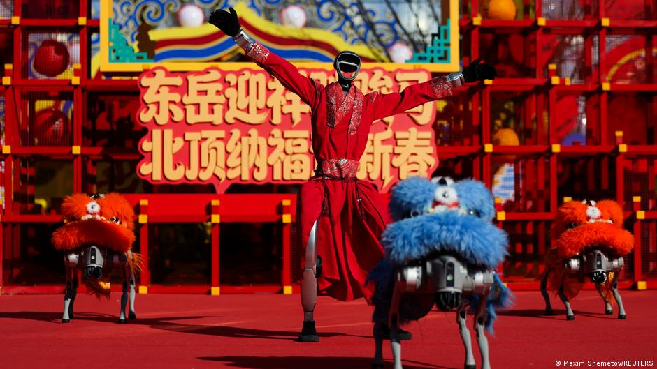 Robots humanoides chinos mejorados asombran al mundo en el Festival de Primavera de CCTV