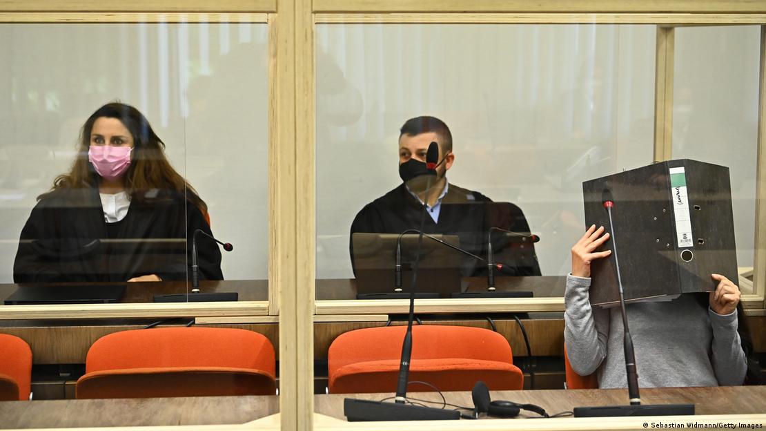 جینیفر ڈبلیو اپنے وکلاء کے ساتھ میونخ کی عدالت میں اپنے مقدمے کی پیشی کے دوران بیٹھی ہیں جینیفر ڈبلیو اپنے وکلاء کے ساتھ میونخ کی عدالت میں اپنے مقدمے کی پیشی کے دوران بیٹھی ہیں