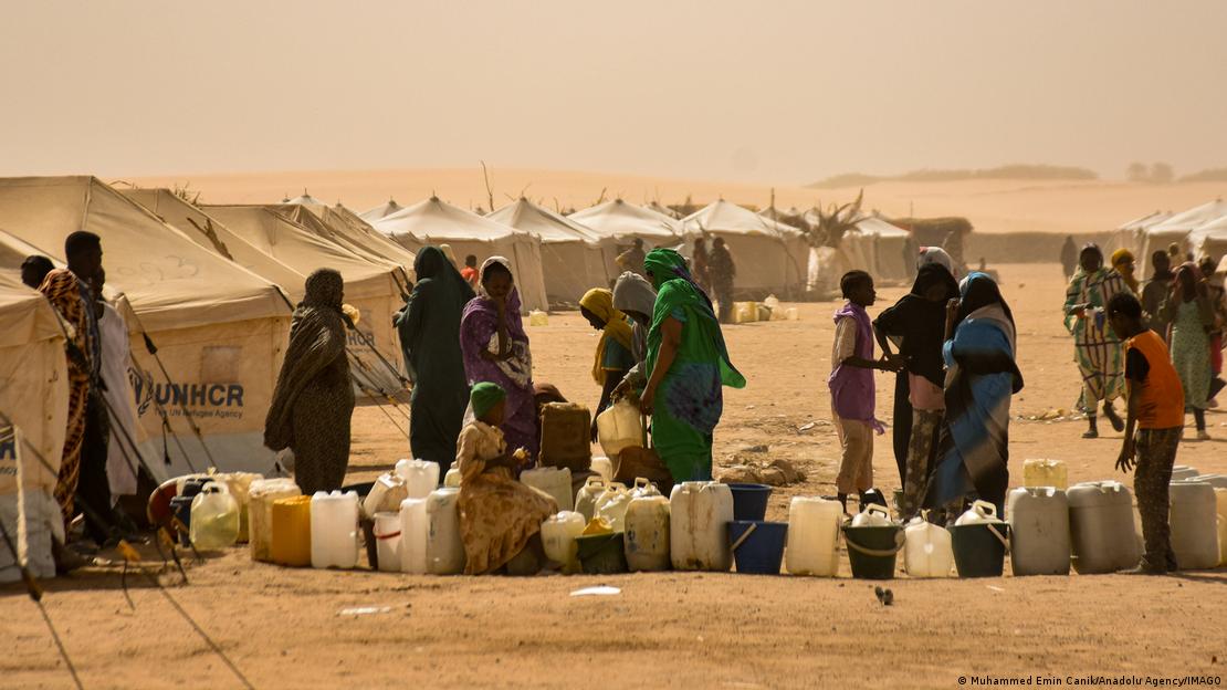 Sudan'da bir çadır kentte kadınlar ve çocuklar görülüyor