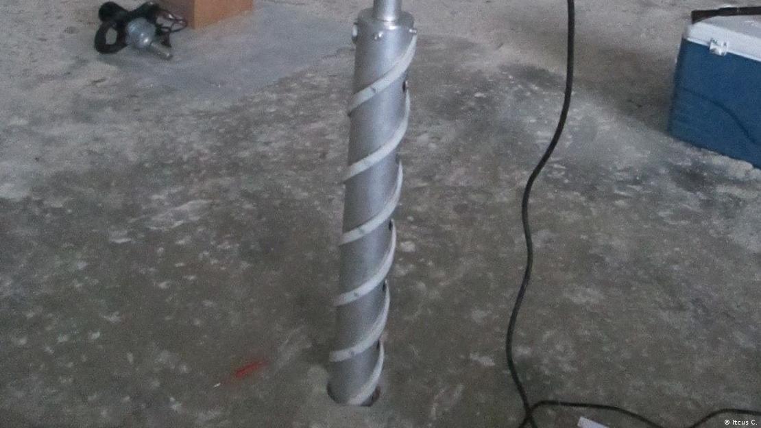 Investigadores de la Academia Rumana perforaron un núcleo de hielo de 25 metros para extraer y secuenciar el genoma de la cepa "Psychrobacter SC65A.3". Investigadores de la Academia Rumana perforaron un núcleo de hielo de 25 metros para extraer y secuenciar el genoma de la cepa "Psychrobacter SC65A.3".