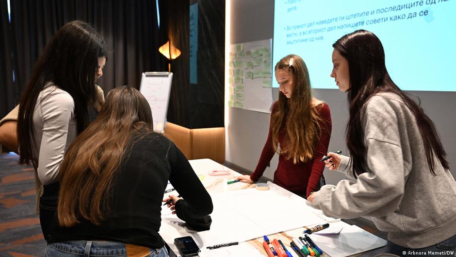 te-rinjte-kerkojne-me-shume-edukim-mediatik-ne-shkolle