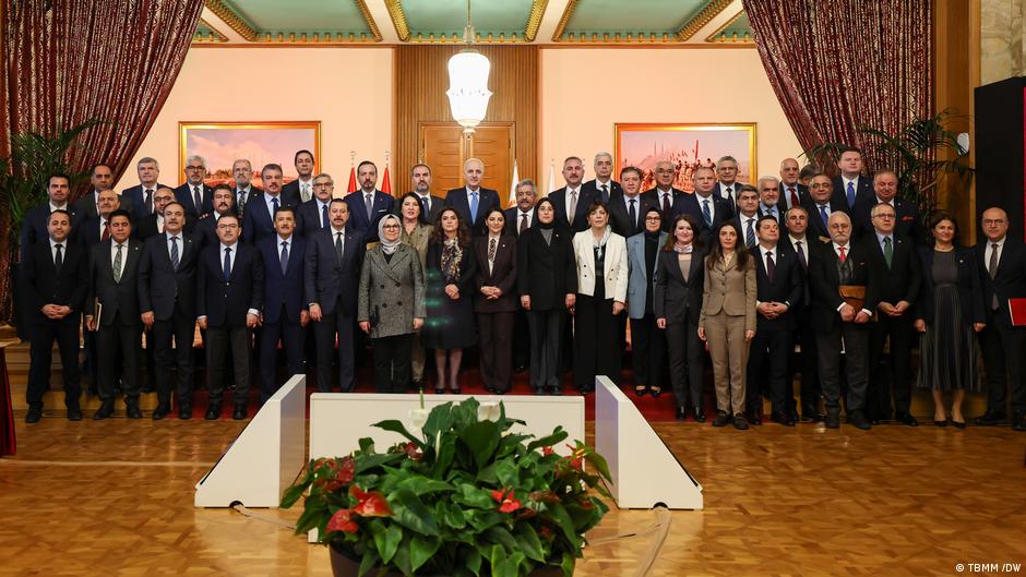 TBMM süreç komisyonu ortak raporunu çoğunlukla kabul etti

Raporda PKK’nın silah bırakmasından, AİHM ve AYM kararlarına kadar pek çok unsura yer veriliyor

Peki, ana hatlar neler?