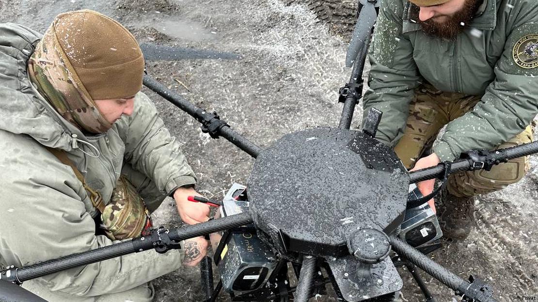 Dos soldados ucranianos preparan un dron hexacóptero vampiro. Dos soldados ucranianos preparan un dron hexacóptero vampiro.