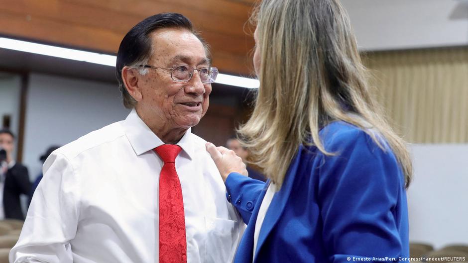 Izquierdista Balcázar elegido presidente interino de Perú