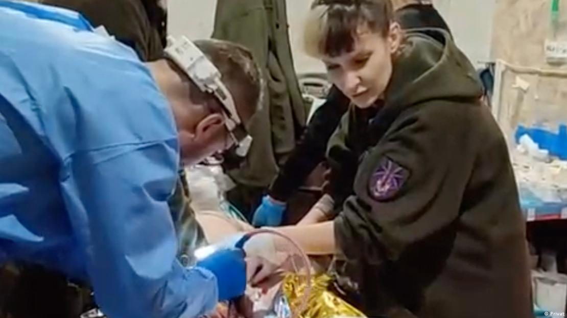 La paramédica "Kashan" atiende a un herido en un punto de estabilización. La paramédica "Kashan" atiende a un herido en un punto de estabilización.