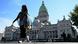 Una mujer pasa caminando sola frente al Congreso, en Buenos Aires. (Archivo). Una mujer pasa caminando sola frente al Congreso, en Buenos Aires. (Archivo).