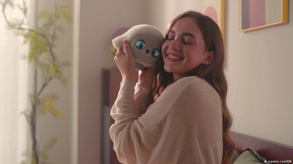 AI in daily life: Navigating closeness and illusion