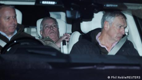 Der frühere britische Prinz Andrew ist unter Auflagen aus dem Polizeigewahrsam entlassen worden.