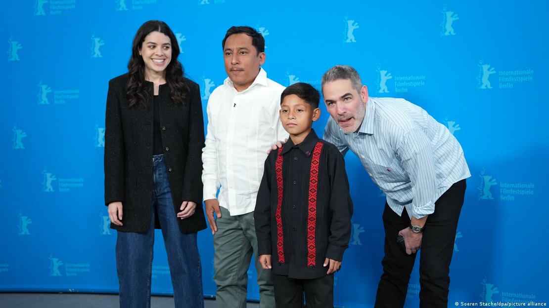 El elenco posa en la conferencia de prensa de la película.
