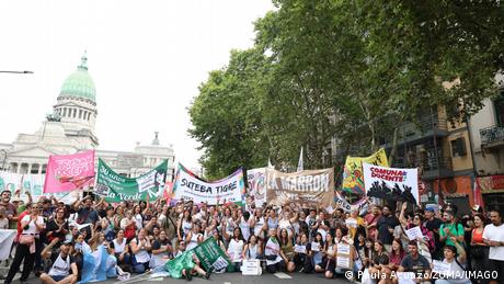 Argentiniens Unterhaus billigt strittige Arbeitsmarktreform