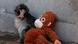 Japanmakak-Baby Punch mit Plüsch-Orang-Utan im Ichikawa City Zoo Japanmakak-Baby Punch mit Plüsch-Orang-Utan im Ichikawa City Zoo