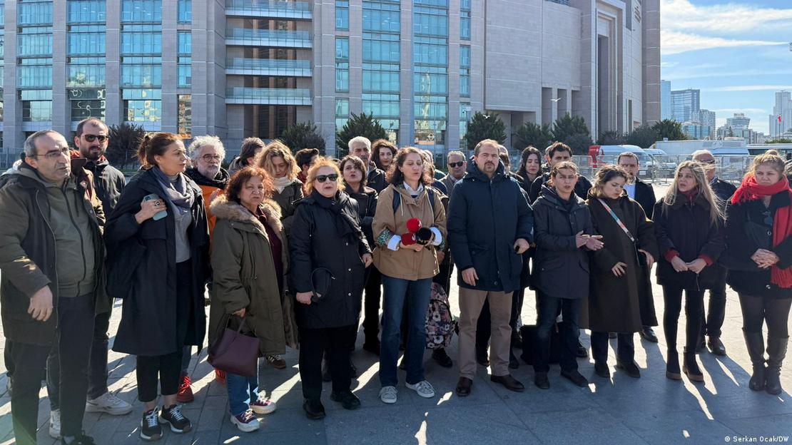 Δημοσιογράφοι διαμαρτύρονται μπροστά από το Μέγαρο Δικαιοσύνης στην Κωνσταντινούπολη
