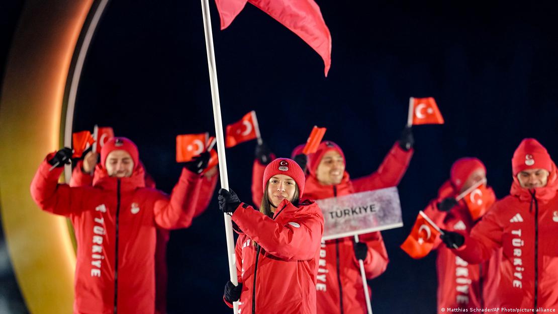 Milano-Cortina 2026 Kış Olimpiyatları açılışında Türk sporcular, önde Türk bayrağını taşıyan İrem Dursun