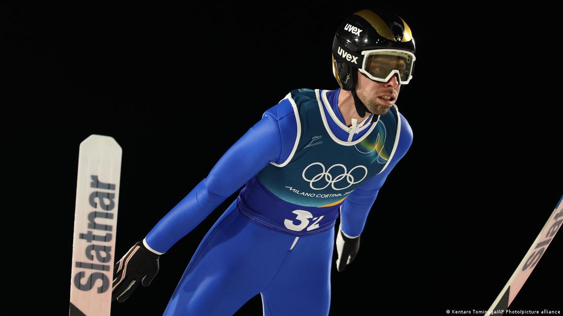 Kayakla atlayıcı Fatih Arda İpcioğlu, bir müsabaka esnasında havadayken görülüyor