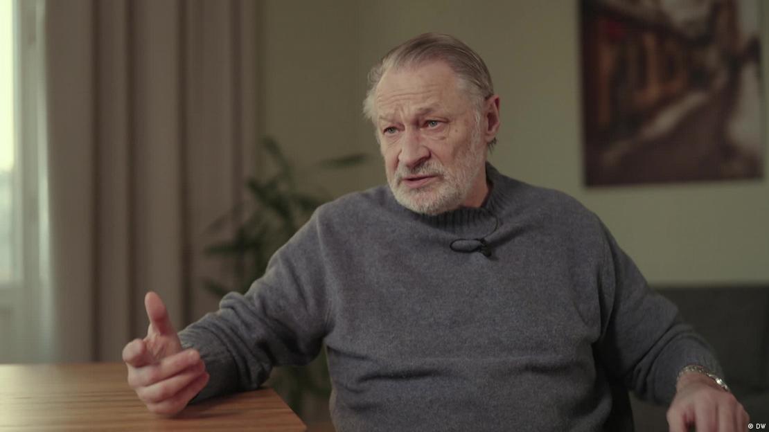 Siyaset bilimci Dmitri Oreşkin bir odada oturuyor