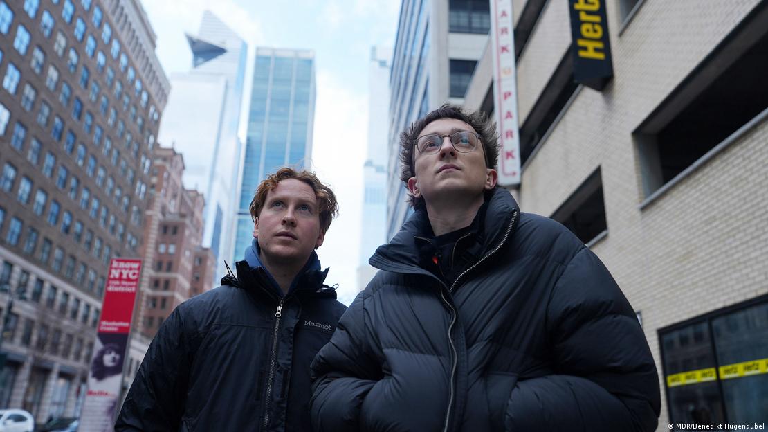 اس تصویر میں مورٹز ہینیبرگ اور یولیس ڈروسٹ نیو یارک کی ایک معروف سڑک پر گھومتے پھرتے نظر آ رہے ہیں             