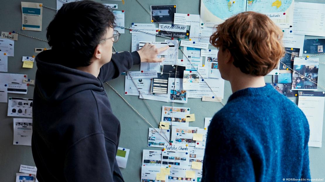 اس تصویر میں جرمن اسٹوڈنٹ اور اینی میٹڈ فلم  Butty کی تخلیق کرنے والے دونوں نوجوان ایک دوسرے کے ساتھ بات چیت میں مصورف نظر آ رہے ہیں