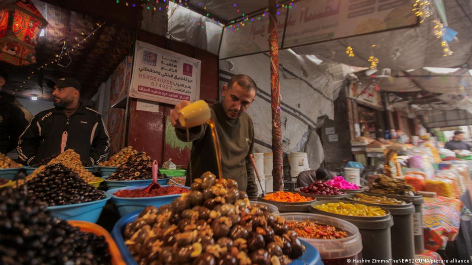Ramadan in Gaza: Breaking the fast amid rubble
