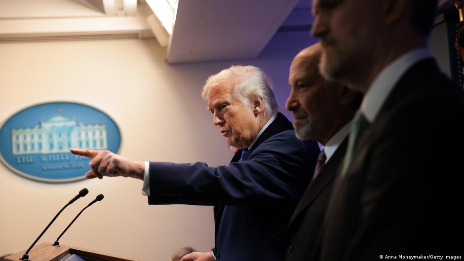 Trump dice que envió un barco hospital a Groenlandia