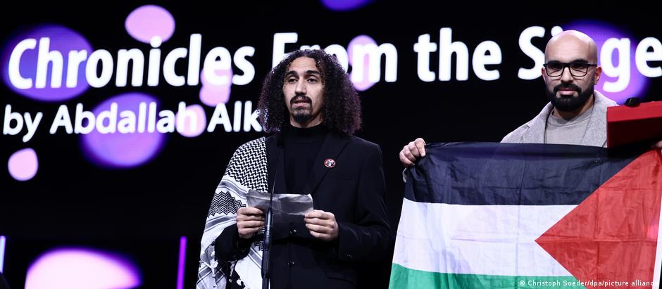 Usando lenço tradicional palestino, cineasta Abdallah Alkhatib criticou o governo alemão no encerramento da Berlinale