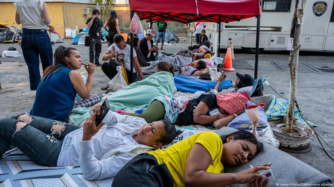Muchos de los familiares de los opositores detenidos por el chavismo han permanecido en las afueras de las cárceles, a la espera de las liberaciones de los presos políticos. (14.02.2026)
