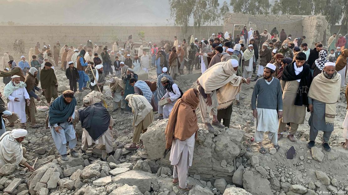 افغانستان کے رہائشی علاقے میں پاکستان کے فضائی حملے کے بعد متاثرین کی تلاش کا کام جاری ہے