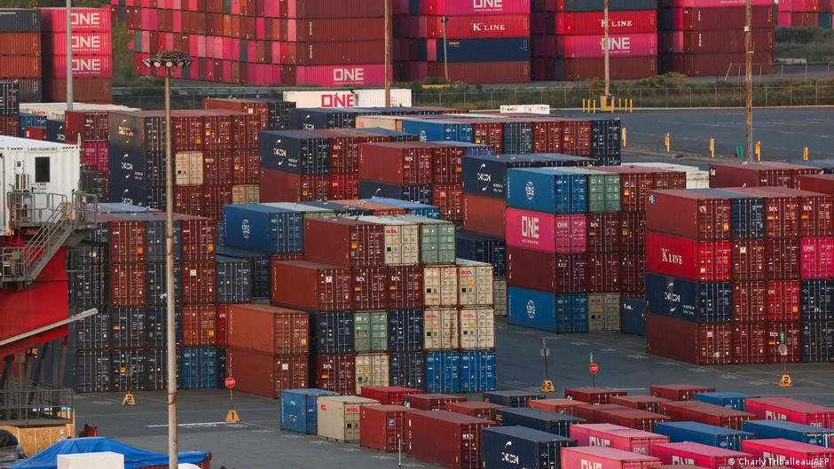 Kada su carine najavljene, američki uvoznici su reagovali gomilanjem robe