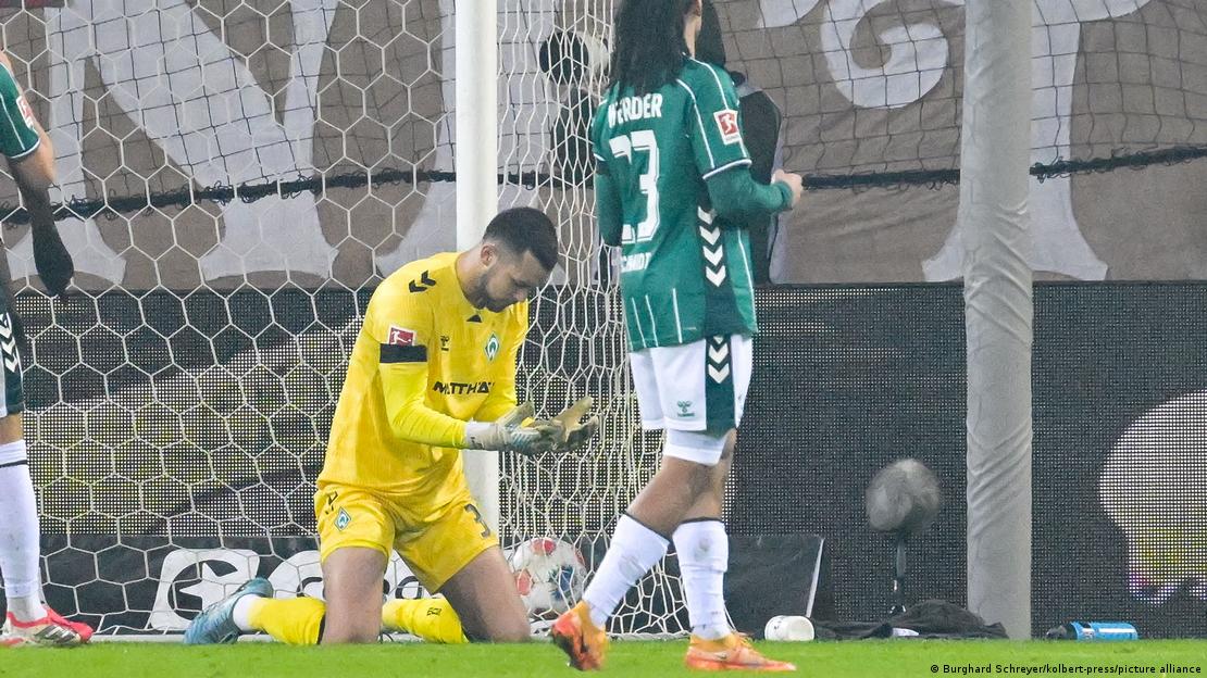 Werder Bremens Torwart Mio Backhaus schaut nach seinem Fehler zum 1:0 für St. Pauli konsterniert auf seine Hände Werder Bremens Torwart Mio Backhaus schaut nach seinem Fehler zum 1:0 für St. Pauli konsterniert auf seine Hände
