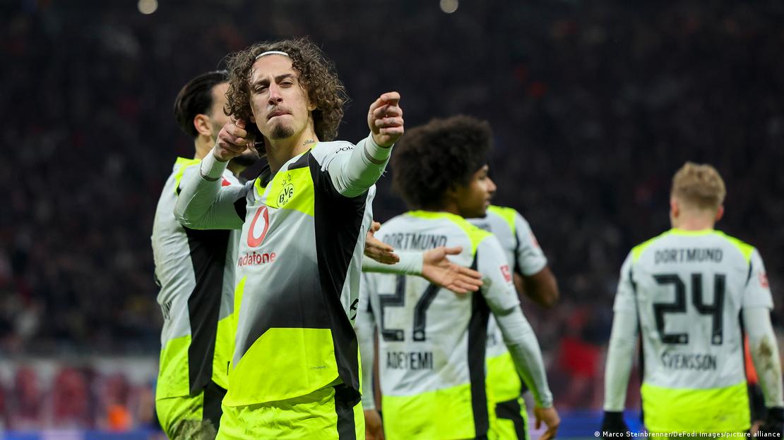 Borussia Dortmunds Fabio Silva bejubelt sein Tor zum 2:2 gegen Leipzig, indem er einen Bogenschützen immitiert Borussia Dortmunds Fabio Silva bejubelt sein Tor zum 2:2 gegen Leipzig, indem er einen Bogenschützen immitiert