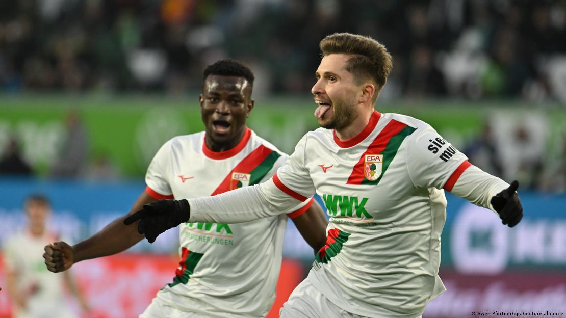 Torjubel von Elvis Rexhbecaj vom FC Augsburg Torjubel von Elvis Rexhbecaj vom FC Augsburg