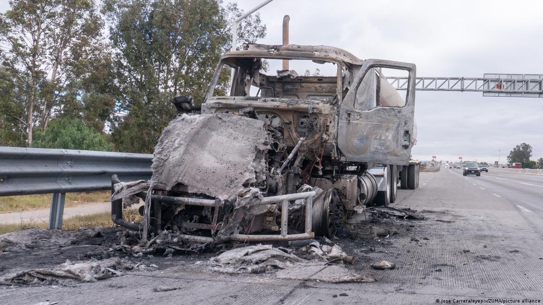 Meksika-Queretaro karayolunda ateşe verilip kül olan bir kamyon, yol kenarında