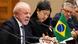 Lula da Silva habla al micrófono con una banderola de Brasil sobre la mesa de negociación. Lula da Silva habla al micrófono con una banderola de Brasil sobre la mesa de negociación.