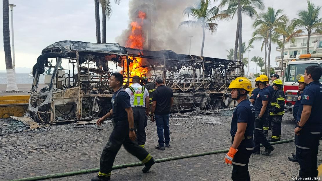 Bomberos trabajan para extinguir las llamas de autobuses incendiados por miembros del crimen organizado tras una operación militar en la que murió el jefe del cártel CJNG, Nemesio Oseguera, "El Mencho".