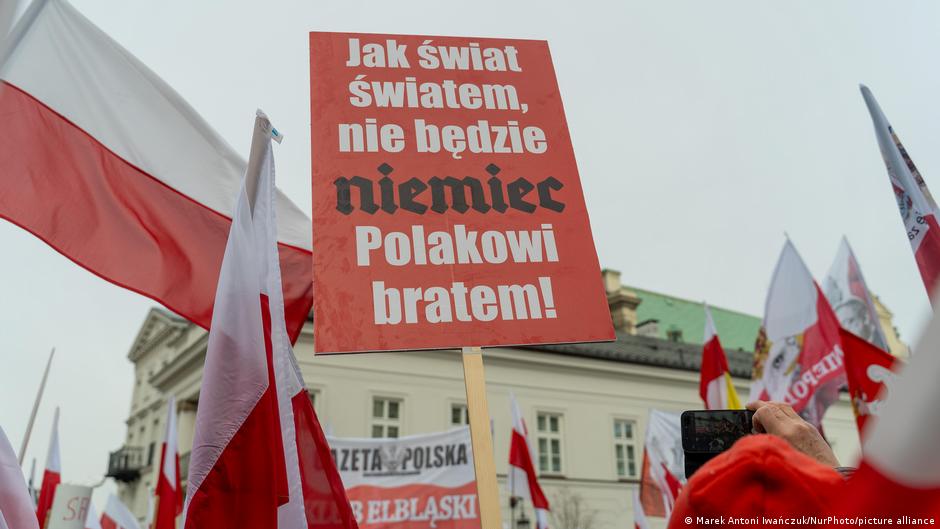 „Dok je sveta, Nemac nikada neće biti Poljaku brat!“ napisano je na poljskom na ovom transparentu, koji učesnik protesta 21. februara 2026. nosio ispred Predsedničke palate u Varšavi