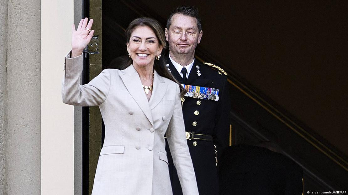 Dilan Yeşilgöz kameralara el sallıyor Dilan Yeşilgöz kameralara el sallıyor