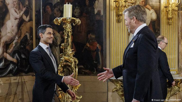 Hollanda Başbakanı Rob Jetten (solda) ve Kral Willem-Alexander (sağda) tokalaşıyor Hollanda Başbakanı Rob Jetten (solda) ve Kral Willem-Alexander (sağda) tokalaşıyor