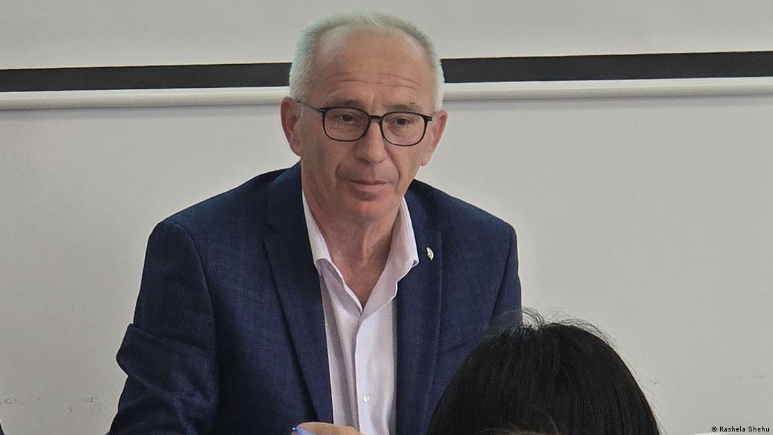 Mark Marku, dekan i Fakultetit të Historisë dhe Filologjisë dhe pedagog në Departamentin e Gazetarisë dhe të Komunikimit në Universitetin e Tiranës Mark Marku, dekan i Fakultetit të Historisë dhe Filologjisë dhe pedagog në Departamentin e Gazetarisë dhe të Komunikimit në Universitetin e Tiranës