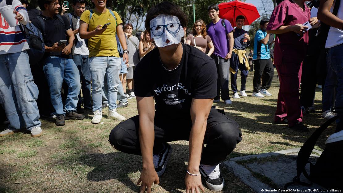 El primer encuentro therian frente a la UNAM reunió más curiosos que "therians"; algunos asistentes llegaron caracterizados sin identificarse con el colectivo.